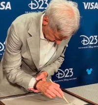 Os tremores de Harrison Ford durante cerimônia da Disney