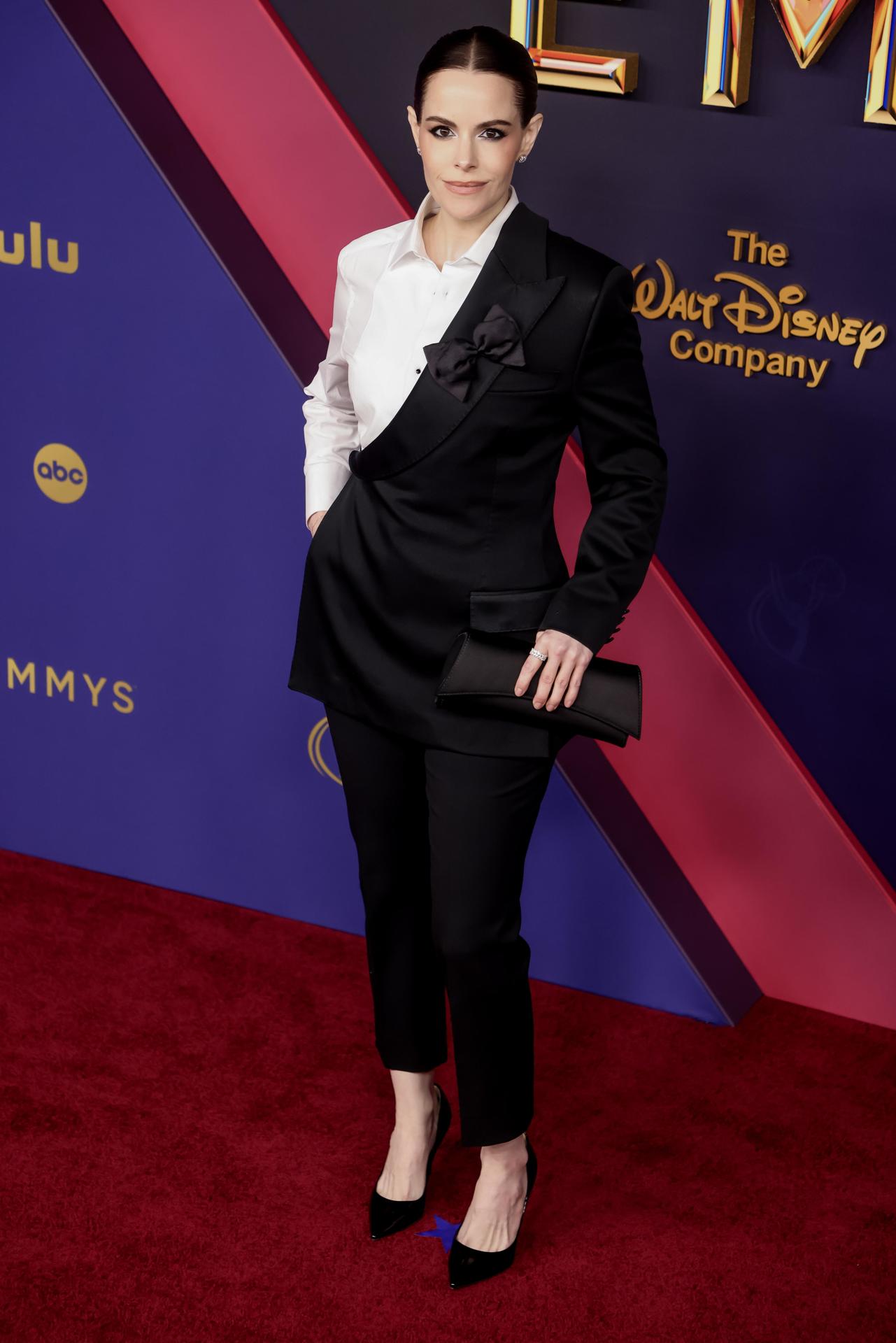 Emily Hampshire: elegante em um modelo preto e branco da nova cole&ccedil;&atilde;o da Dolce & Gabbana