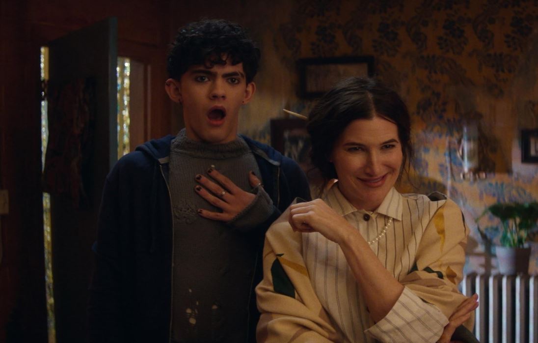 Adolescente (Joe Locke) e Agatha Harkness (Kathryn Hahn) em 'Agatha Desde Sempre', nova série da Marvel no Disney+