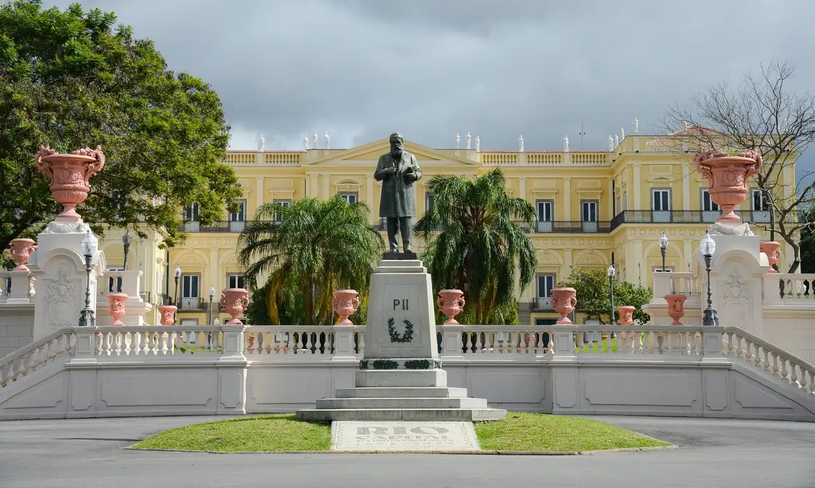 MUSEU NACIONAL - Seis danos da tragédia: diretor pede doações