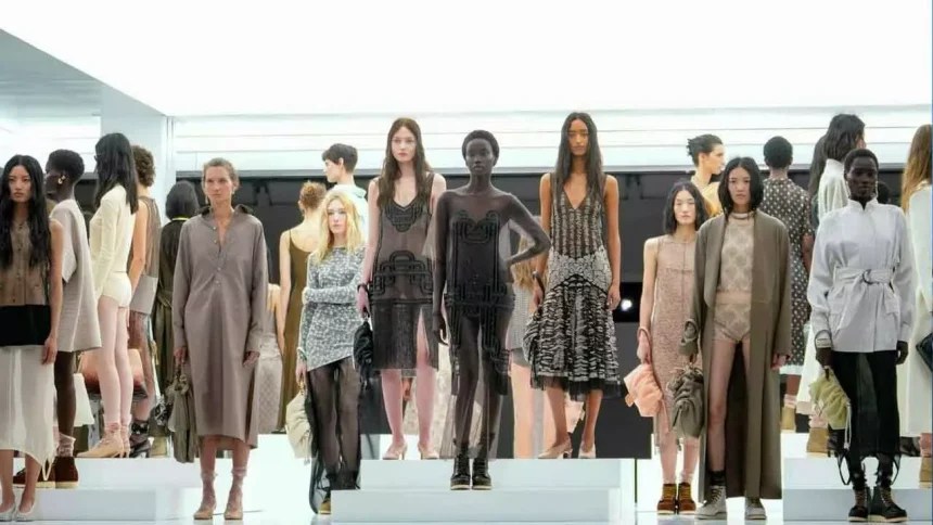 “Anos loucos” e tendências atuais marcam o desfile de 100 anos da Fendi