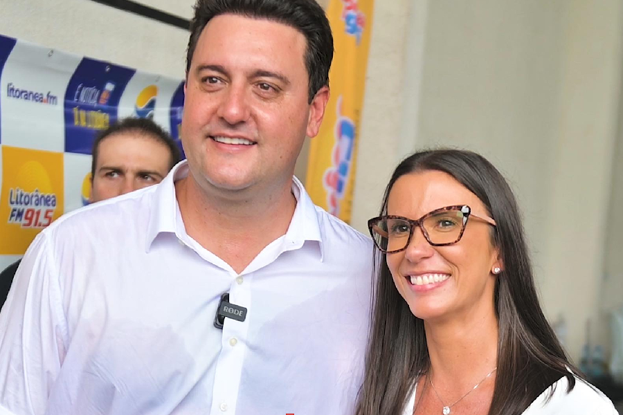 O governador do Paraná, Ratinho Júnior (PSD), e a candidata à prefeitura de Guaratuba, Fernanda Monteiro (PSD)