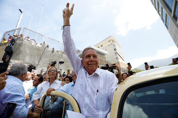 Edmundo Gonzalez Urrutia, cumprimenta apoiadores em Caracas, Venezuela. 28/07/2024