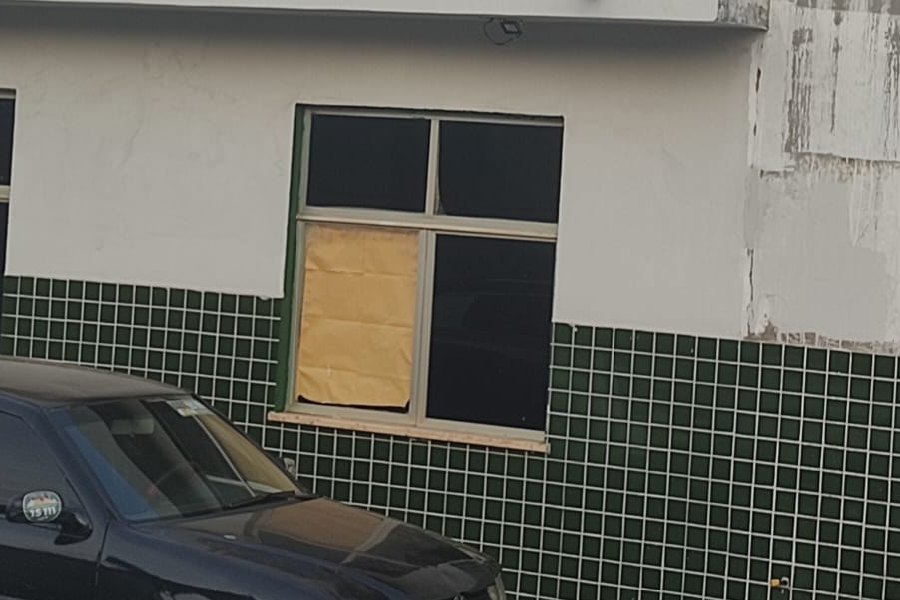 Fachada do hospital municipal de Colinas, no Maranhão, tem janela tapada com papelão