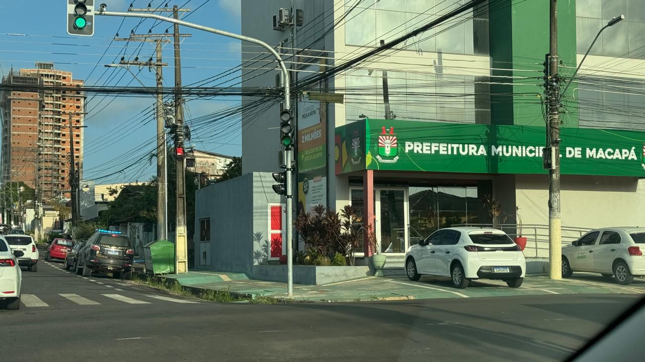 Viatura da PF estacionada ao lado da prefeitura de Macapá: propina de 20% sobre contrato de obra na mira de investigadores