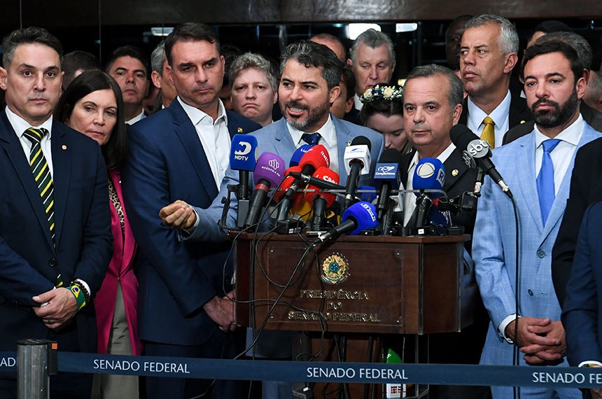 Senadores de oposição concederam entrevista coletiva sobre o pedido de abertura de processo de impeachment