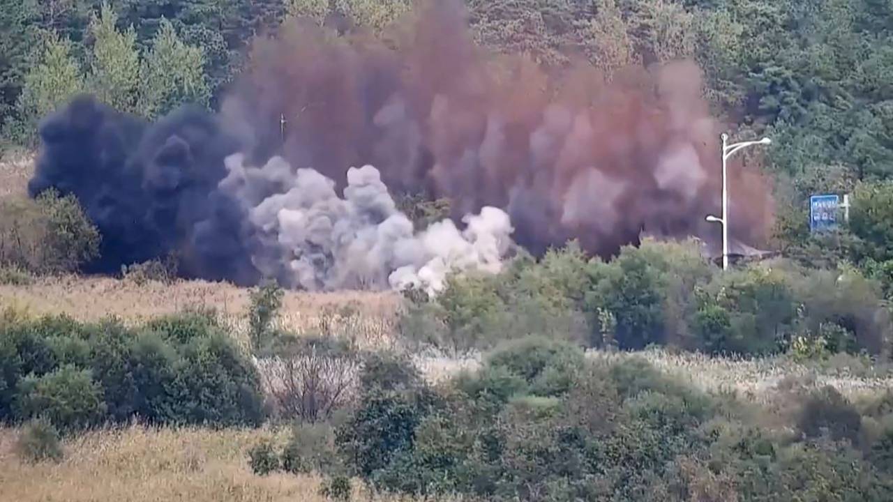 Coreia do Norte explode estradas perto da fronteira com o Sul Coreia do Norte explode estradas perto da fronteira com o Sul