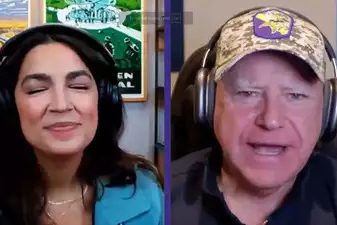O candidato a vice-presidente Tim Walz e a congressista Alexandria Ocasio-Cortez se transmitiram jogando futebol americano