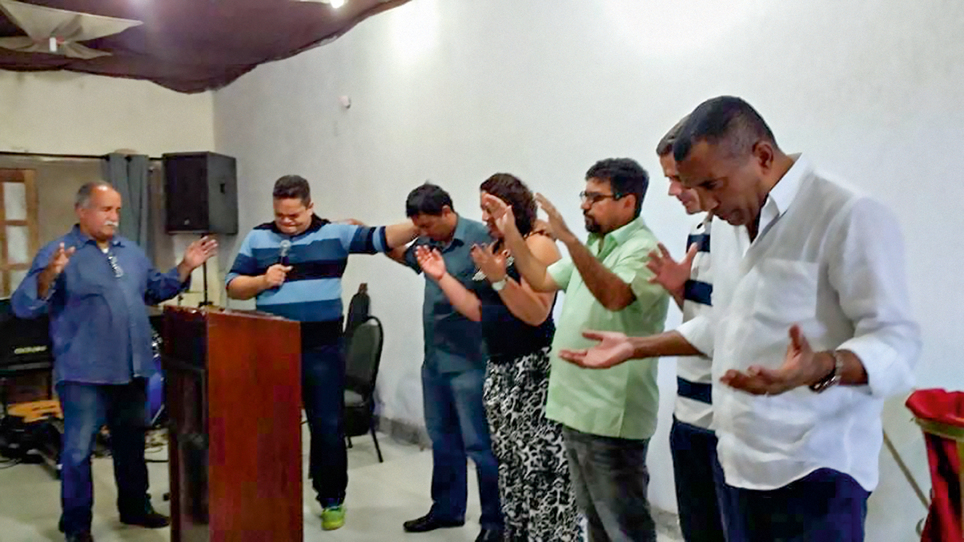 UNI-VOS - O prefeito (de camisa verde) entre lideranças religiosas: firmando elos