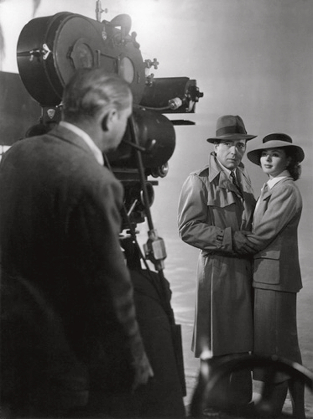 3-pag-3–MV5BMWE0MDQ2MzEtMjIzNS00MzZiLTg4ZDctZDkwZTQ4M2ZiYWE3XkEyXkFqcGc@._V1_.jpg PASSADO - Set de Casablanca (1942): Marrocos todo construído em estúdio
