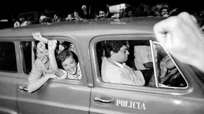 Lucía (à direita) e María Elia Topolansky em registro de 1985, depois que foi declarada a anistia no Uruguai -