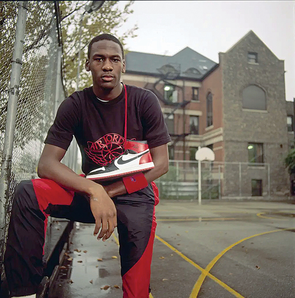 4—MICHAEL-JORDAN-AIR-JORDAN-NIKE-1985.jpg-copy LENDÁRIO - Jordan com seu icônico tênis: ele mudou a história da Nike