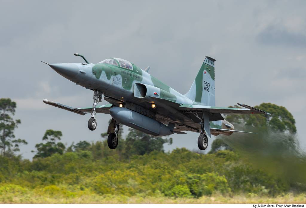 Caça F-5M da FAB cai em Natal; piloto se ejetou e foi resgatado