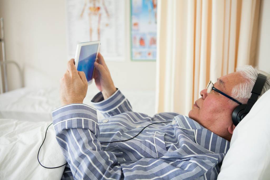 Ouvir música após cirurgia reduz dor e ansiedade, revela estudo