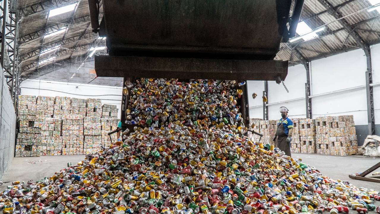 .Latas de alumínio em processo de reciclagem