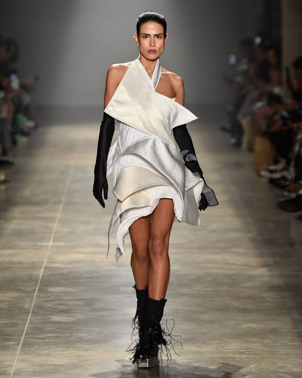 G75UqtT- Construção: modelo escultural branco em camadas abiu o desfile de Lino Villaventura