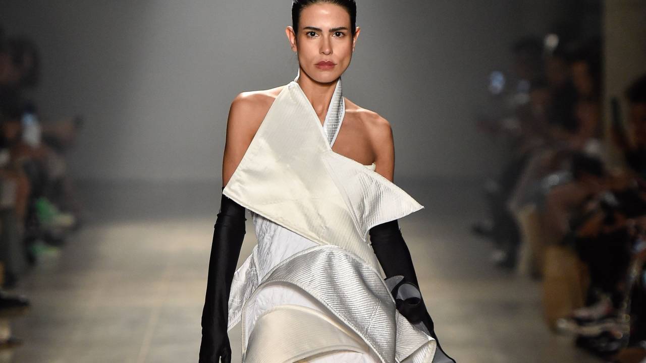Lino Villaventura: modelo branco em camadas, desfilado por Antonia Morais