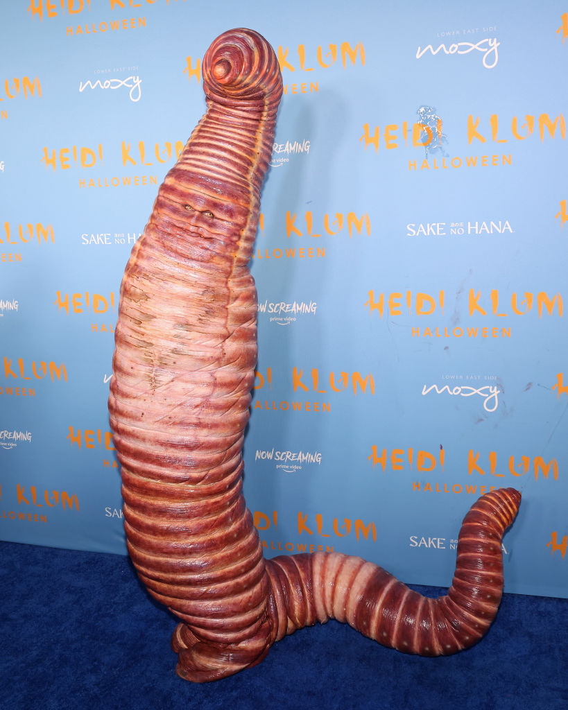 Heidi Klum’s Hallowe’en Party 2022 2022: Heidi Klum virou uma minhoca gigante