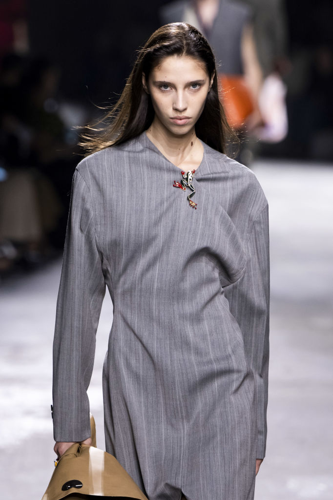 Bottega Veneta – Runway – Spring/Summer 2025 Milan Fashion Week A Bottega Veneta apostou na elegância do cinza para sua alfaiataria