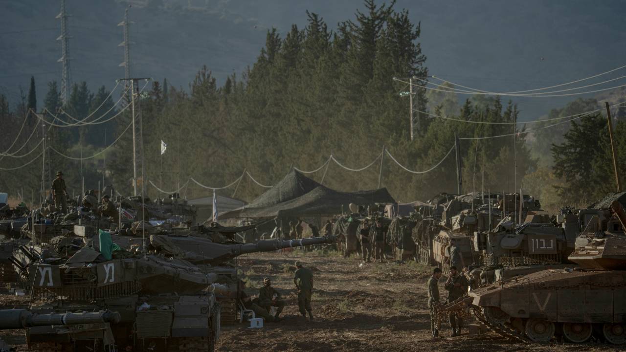 Tropas israelenses concentradas na região da Galileia, na fronteira do país com o Líbano, em 2 de outubro de 2024