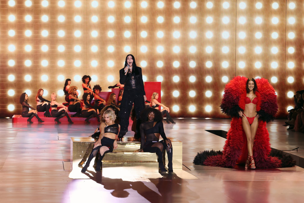 Mãe e filha, trans, plus size e as Angels: como foi o desfile de retorno da Victoria´s Secret