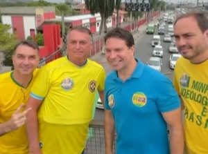 O ex-presidente Jair Bolsonaro, junto com seus filhos Carlos e Flávio, ao lado do candidato do PL à Prefeitura do Rio, Alexandre Ramagem