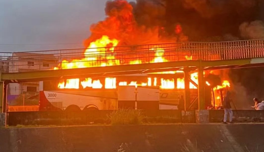 Ônibus do Cruzeiro incendiado: emboscada palmeirense