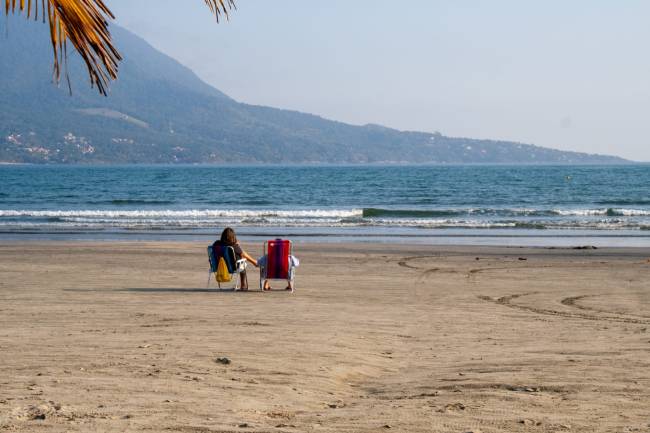 Praia de Barequeçaba tem perfil familiar, com boa faixa de areia e mar calmo, bom para esportes aquáticos como stand up e caiaque -