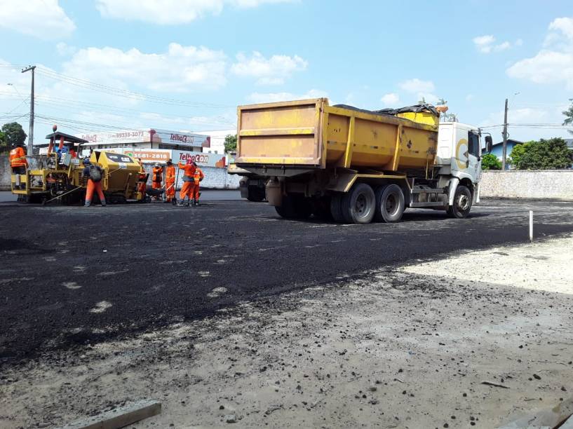 Imagens mostram caminhões e funcionários da prefeitura de Manaus prestando serviço para uma propriedade particular