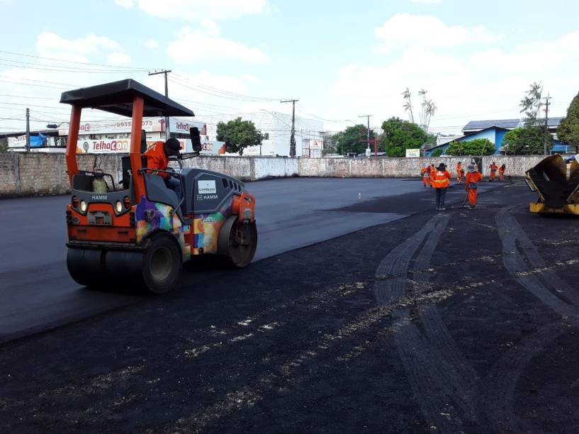 Imagens mostram caminhões e funcionários da prefeitura de Manaus prestando serviço para uma propriedade particular