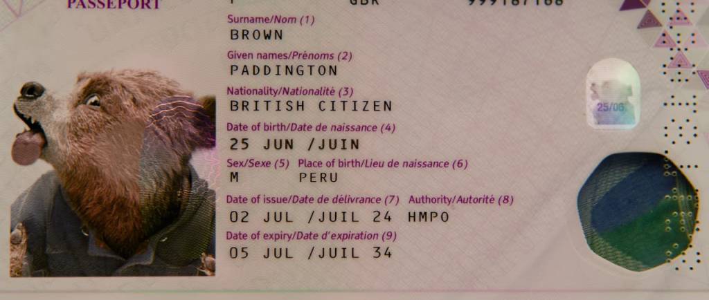 ‘Amigo’ da rainha Elizabeth, urso Paddington recebe passaporte oficial do Reino Unido