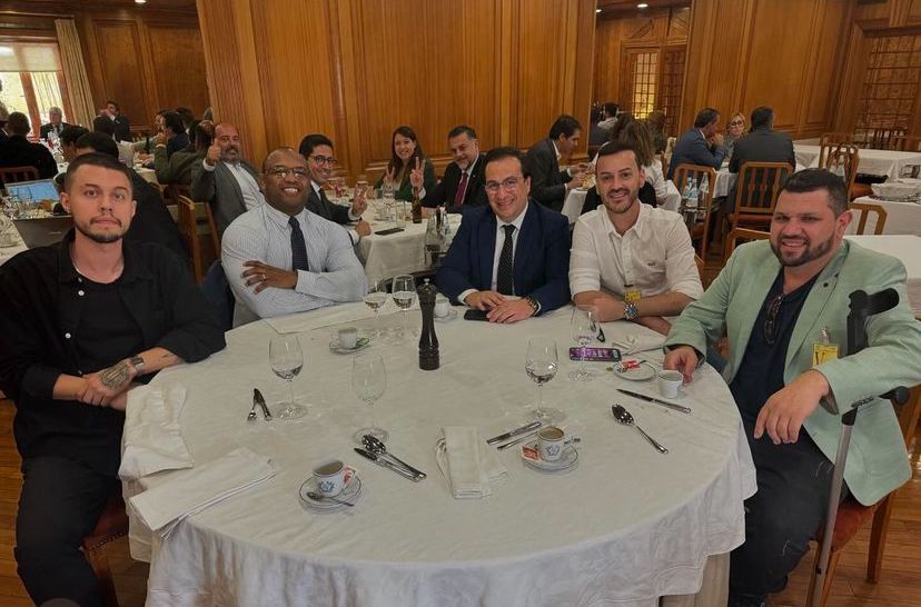 Bolsonarista foragido vive rotina de reuniões com políticos na Espanha