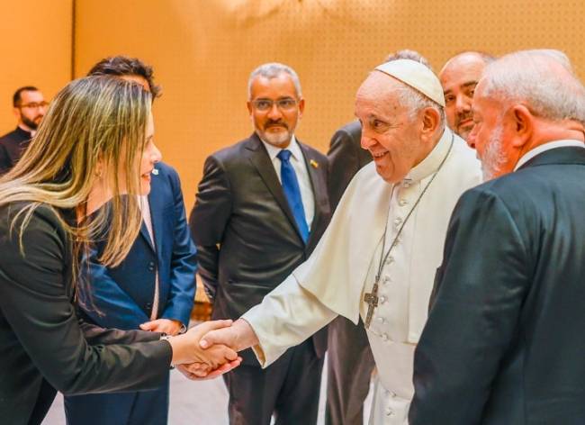 A infectologista Ana Helena Germoglio em encontro com o Papa