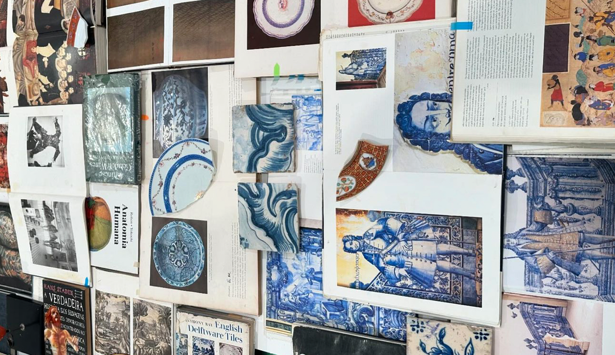 Adriana Varejão: painel com azulejos fragmentados expostos na Frieze Master, em Londres