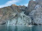 O Fiorde Dickson em agosto de 2023: apenas algumas semanas depois da captura desta imagem, um grande pedaço da montanha deslizou para o oceano, provocando uma gigantesca onda que reverberou 10 mil vezes durante nove dias dentro do fiorde e fez a Terra inteira vibrar