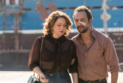 Leandra Leal e Irandhir Santos no filme 'Os Enforcados' -