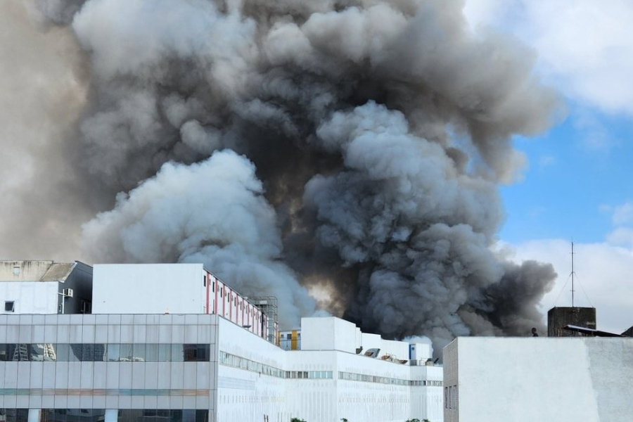 Fumaça intensa observada sobre edifícios no Brás, em São Paulo, durante incêndio que atinge o Shopping 25 de Março