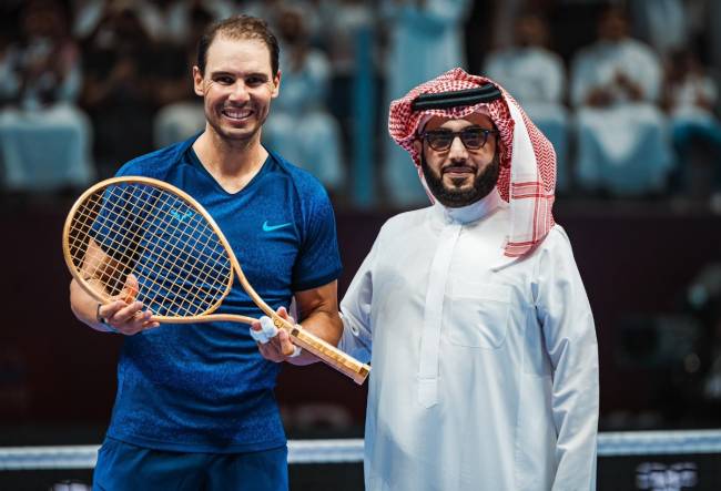 Rafael Nadal ganha raquete de ouro de sheik árabe