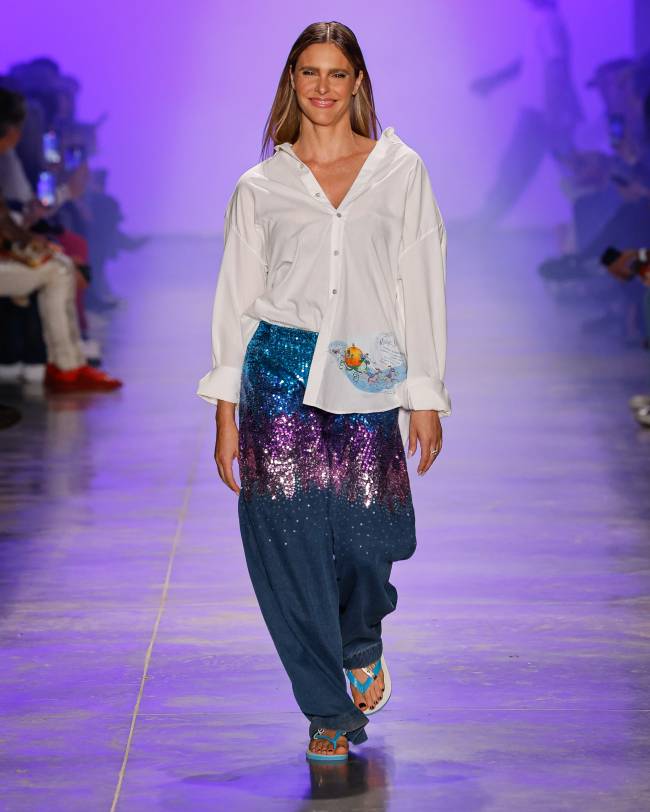 The ParadiseSPFW N58Foto: Ze Takahashi / @agfotosite Fernanda Lima abriu o desfile de The Paradise em homenagem à Disney