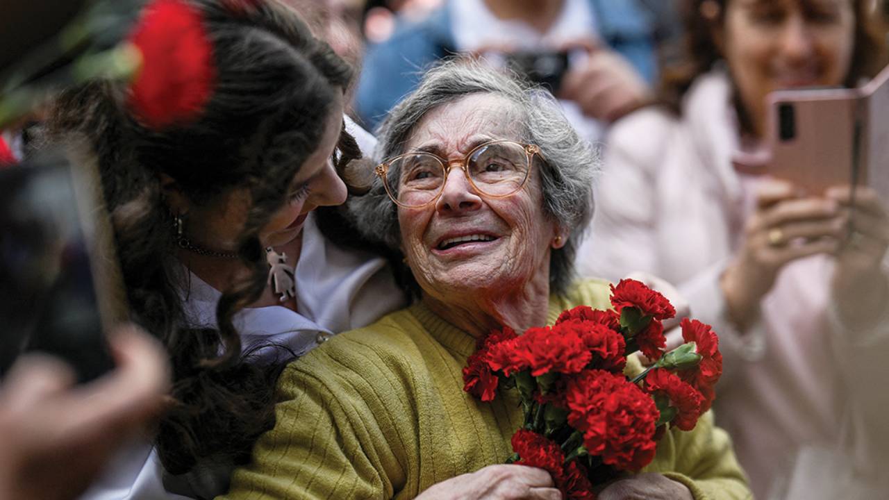 DELICADEZA - Celeste Caeiro: os cravos vermelhos que batizaram a revolução