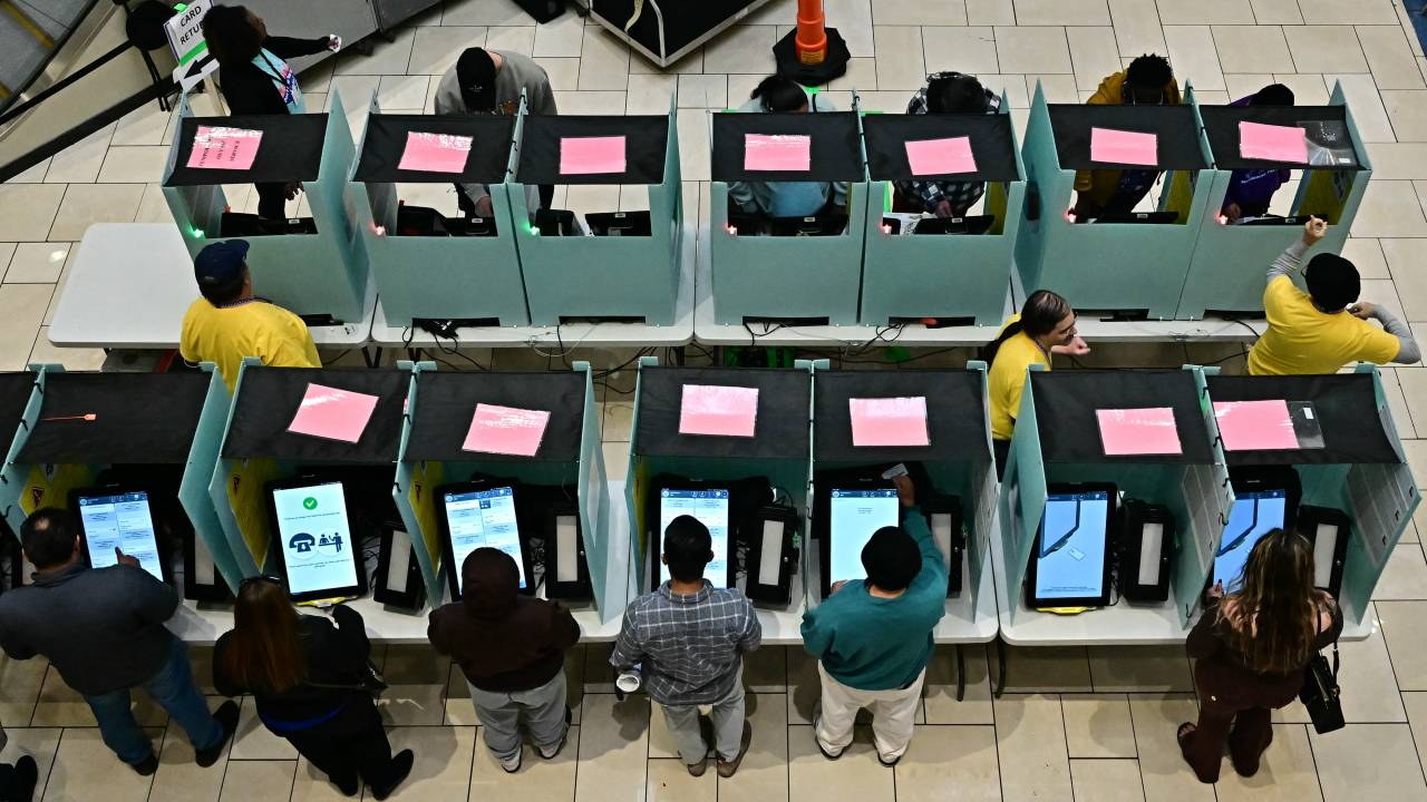 Pessoas votam em uma seção eleitoral no Meadows Mall, em Las Vegas, Nevada. 05/11/2024