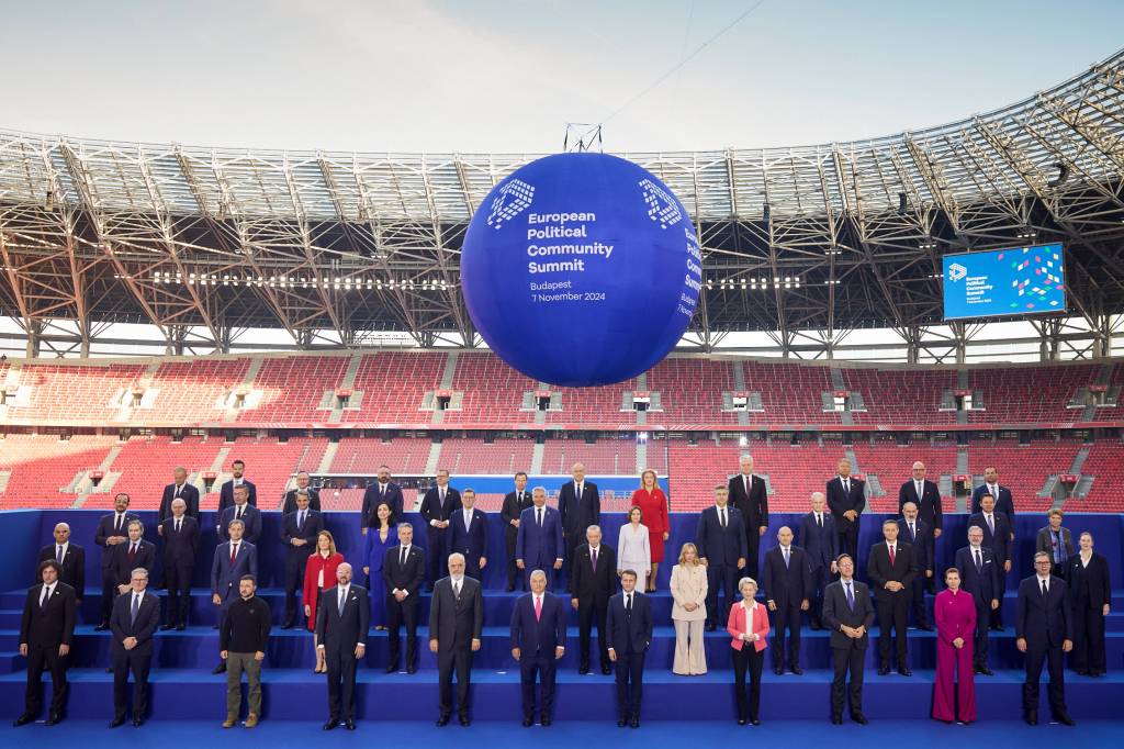 Líderes europeus fazem cúpula sob sombra de ameaças de Trump à Otan