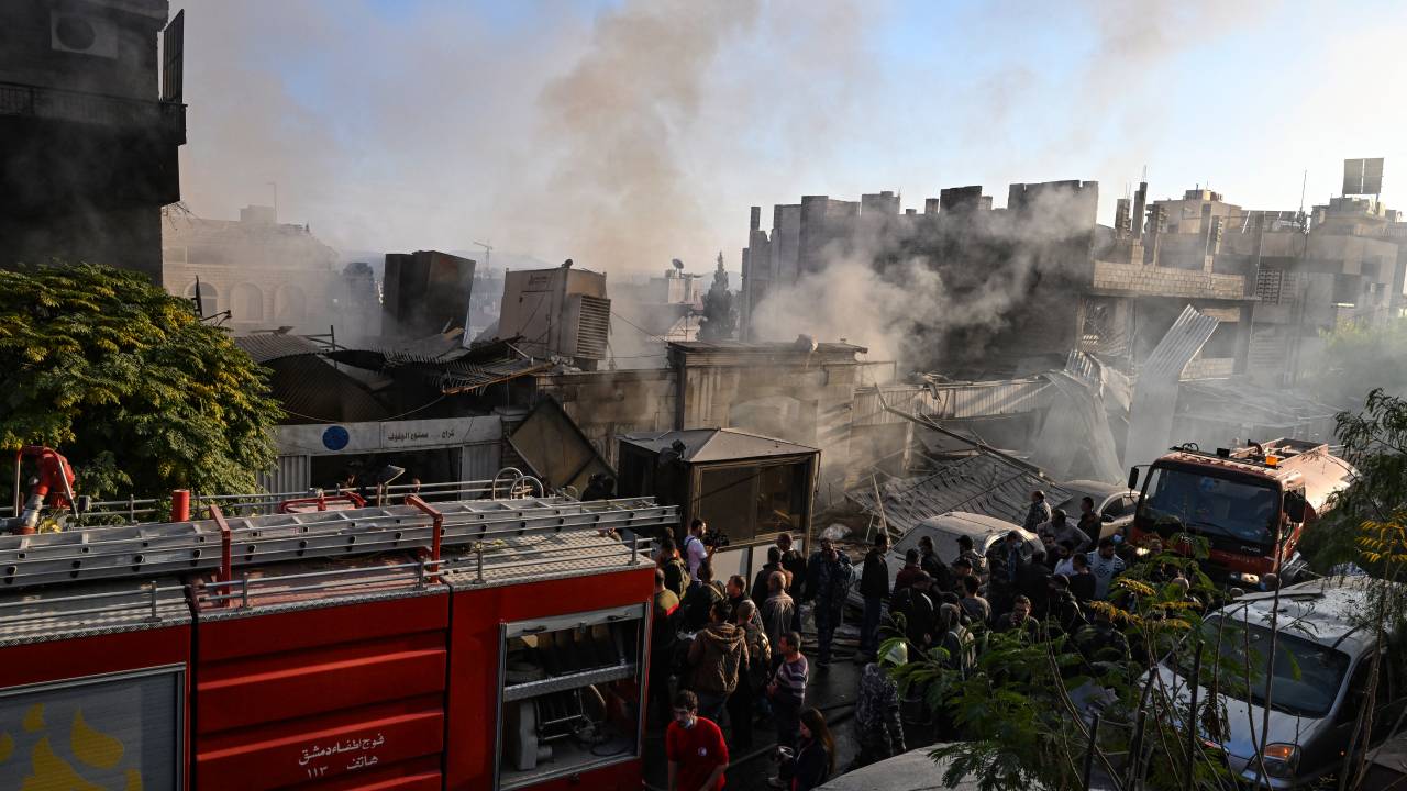 Bombardeios israelenses atingem o bairro de Mazzeh, na capital síria de Damasco. 14/11/2024