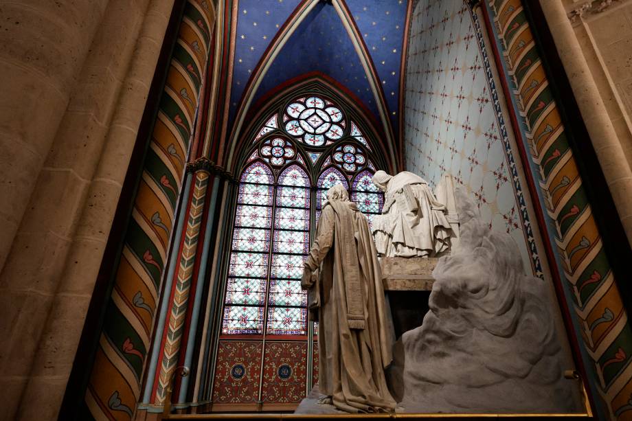 Estátua no interior da catedral de Notre-Dame de Paris reformada após incêndio em 2019. 29/11/2024