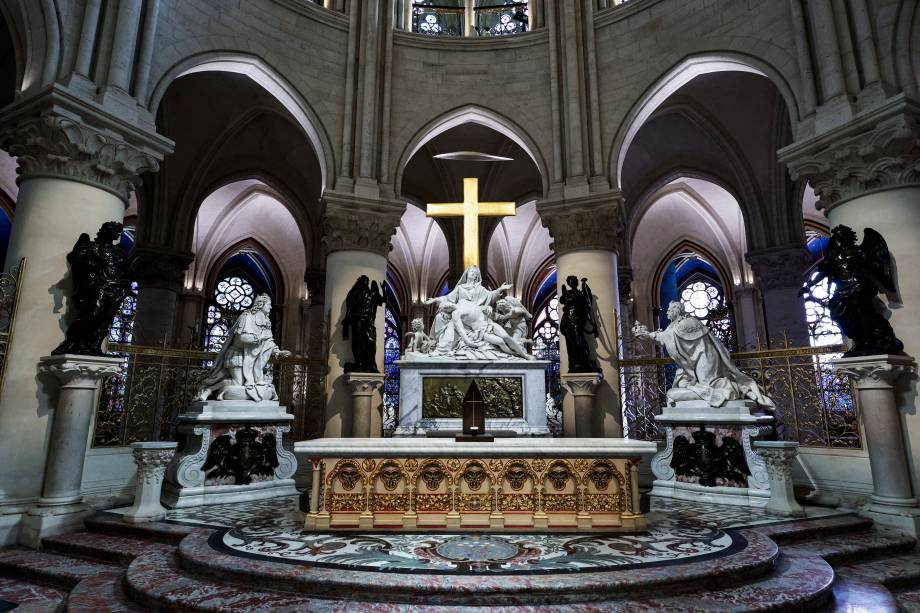 Altar no interior da catedral de Notre-Dame de Paris reformado após incêndio em 2019. 29/11/2024