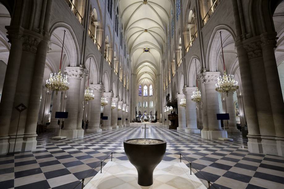 Batistério no interior da catedral de Notre-Dame de Paris reformada após incêndio em 2019. 29/11/2024