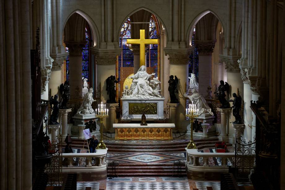 Altar no interior da catedral de Notre-Dame de Paris reformado após incêndio em 2019. 29/11/2024