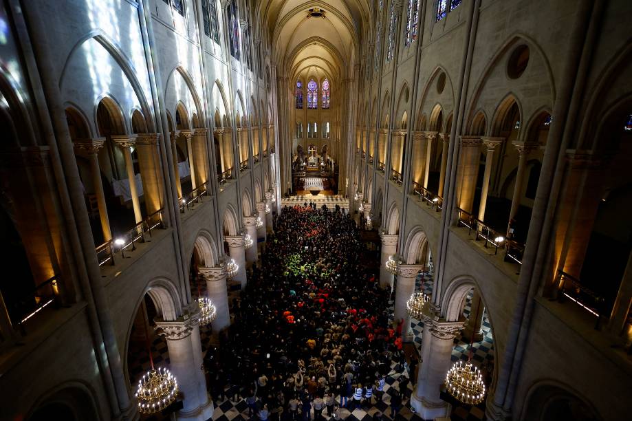 Funcionários que trabalharam na reconstrução da catedral de Notre-Dame de Paris visitam, ao lado do presidente francês Emmanuel Macron, o edifício gótico reformado após incêndio há cinco anos. 29/11/2024