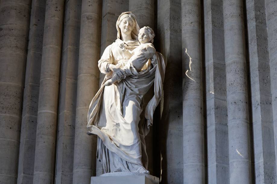 Estátua no interior da catedral de Notre-Dame de Paris reformada após incêndio em 2019. 29/11/2024