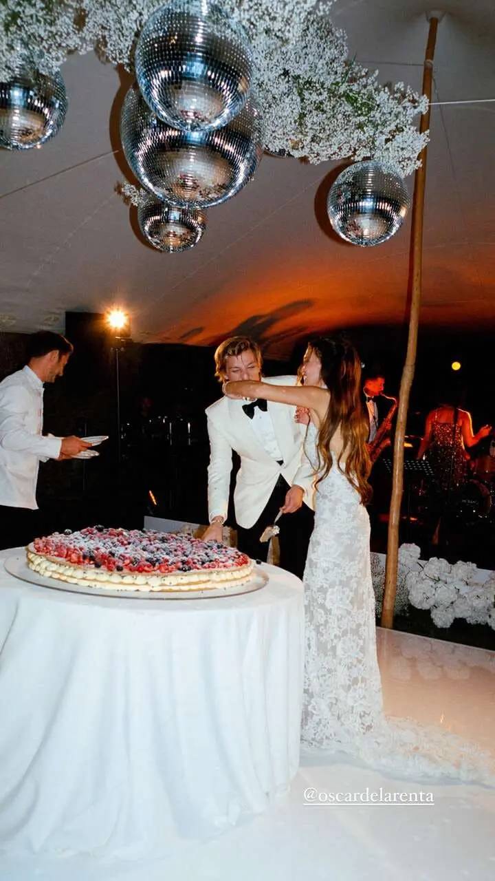Millie Bob Brown veste Oscar de la Renta em seu casamento com Jake Bongiovi
